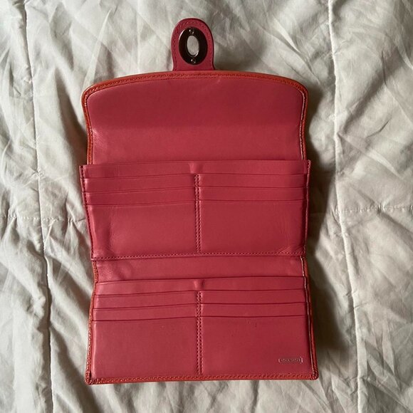 coach slim legacy wallet with signature locket and a coral pink lining - Picture 4 of 4
